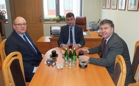Od prawej: prof. Valdas Rakutis, prof. Waldemar Rozynkowski, dr hab. Maciej Krotofil; Toruń, 18 marca 2016 r.