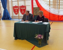 Umowa patronacka WNH UMK z IV LO w Toruniu; Toruń, 12 października 2015 r.