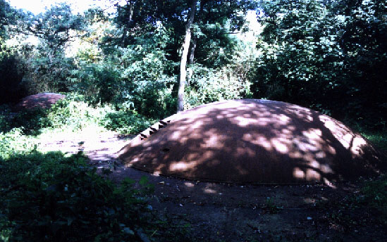 Dwie kolejne kopu�y baterii pancernej 210 mm