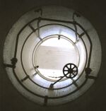 Wn�trze stanowiska obserwacyjnego piechoty wz-90 - widok od do�u, kopu�a obserwacyjna zdj�ta; stan 2000 r.